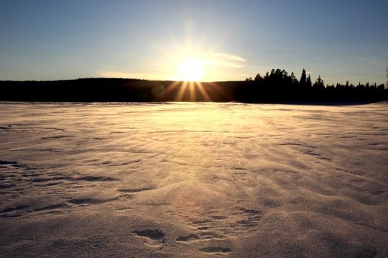Paysage lumineux de couché de soleil en Laponie