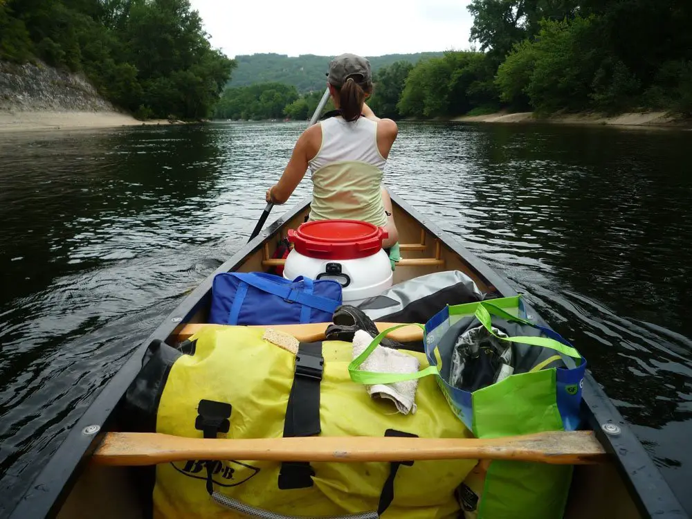 Chargement du canoë pour la descente de la Dordogne