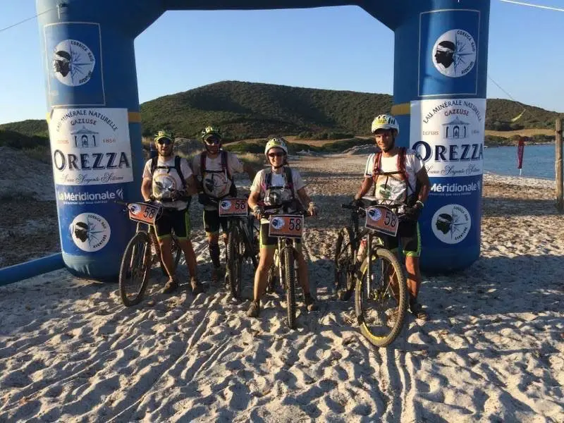 Figure 18 - Arrivée de l'étape 1 sur la plage de Tamarone corsica raid aventure Figure 18 - Arrivée de l
