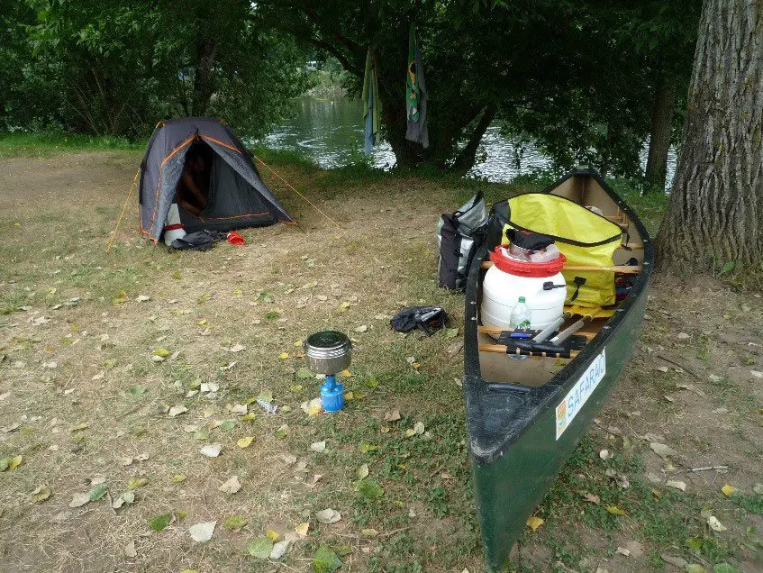 Bivouacs au bord de l'eau sur la descente de la Dordogne en canoë