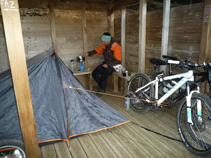 Figure 8 et 9 - Un balcon en forêt... à l’abri de la pluie 