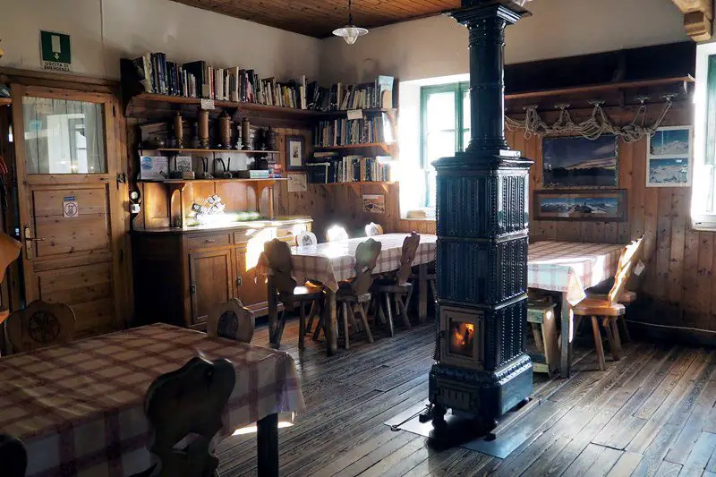 Intérieur du refuge Chivasso, randonnée dans les Alpes Intérieur du refuge Chivasso, randonnée dans les Alpes