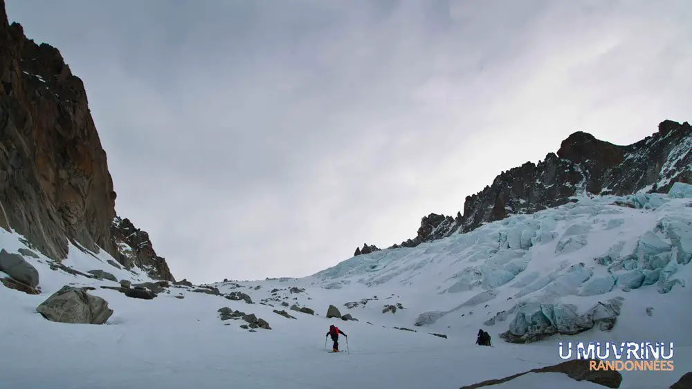 En plein montée au col du Chardonnet sur la Haute Route de Chamonix Zermatt