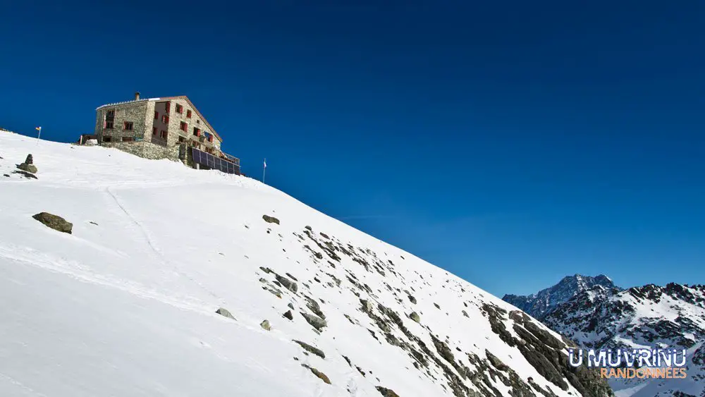La cabane des Dix sur la Haute Route de Chamonix Zermatt