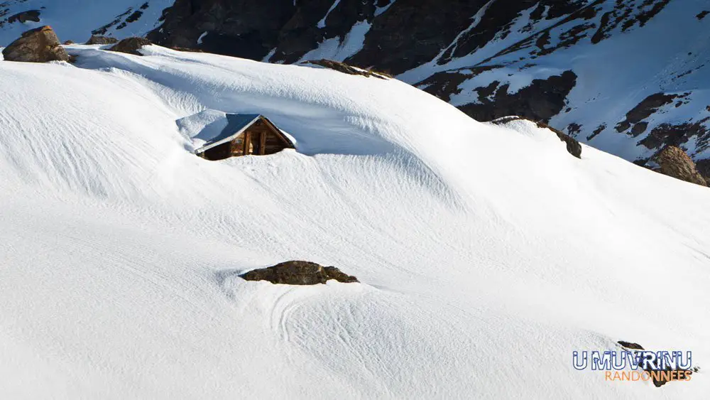 Un chalet se cache dans la descente de la Haute Route à pas de chat.