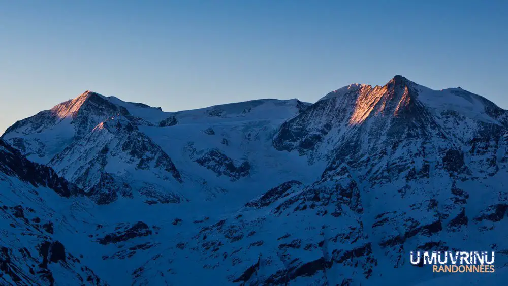 L'itinéraire de la Haute Route offre des surprises avec le lever du soleil sur la Serpentine