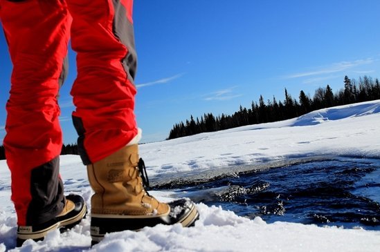 Tentative de pêche dans une rivière de Laponie en Hiver