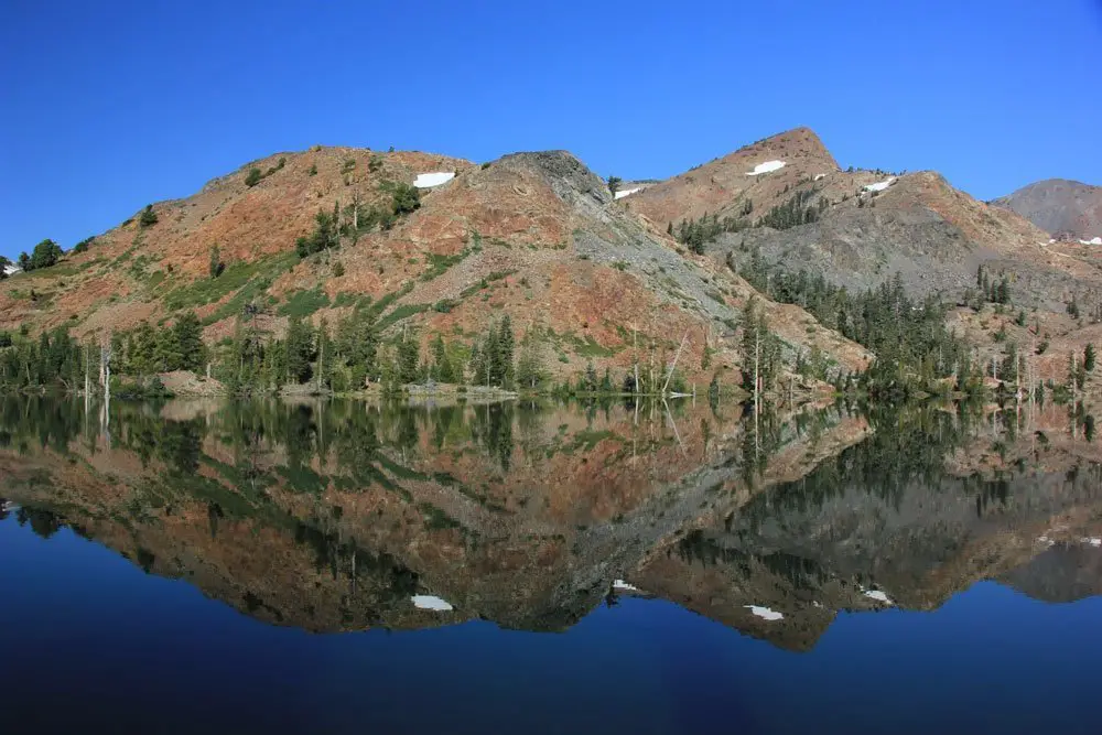 Je ne me lasse pas des reflets dans l'eau des lacs