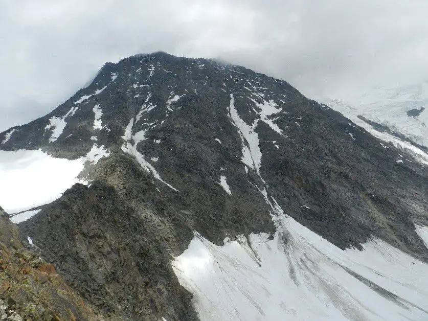 La-face-ouest-de-l’aiguille-du-Goûter,-notre-objectif-du-jour, ascension du Mont Blanc La-face-ouest-de-l’aiguille-du-Goûter,-notre-objectif-du-jour, ascension du Mont Blanc