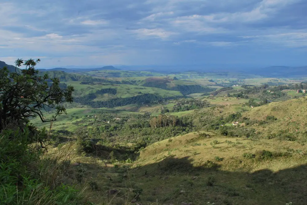 La vallée de Monk's Cowl en afrique du sud au parc Drakensberg