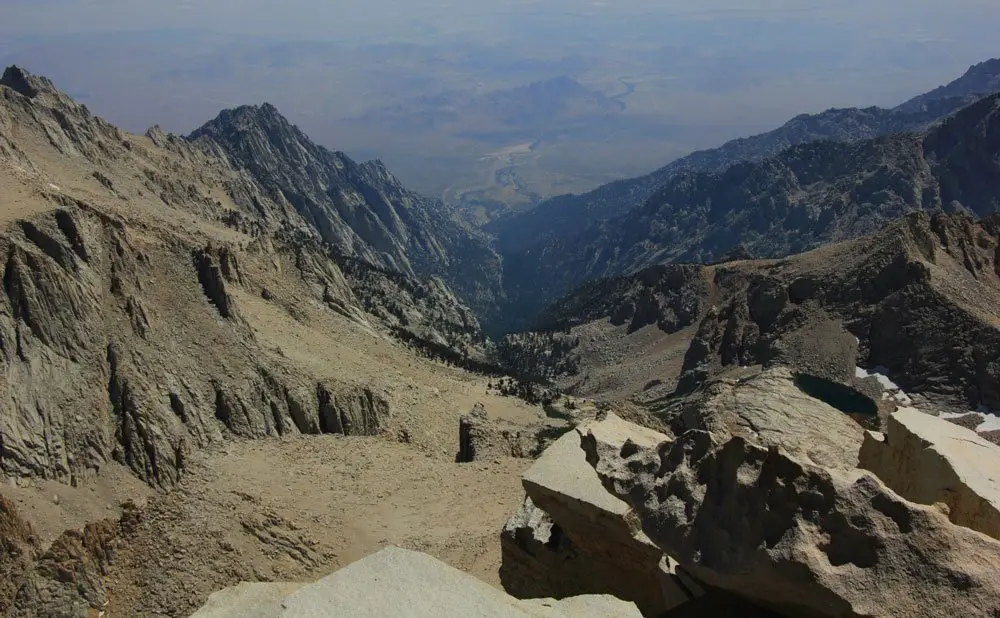 La vallée, vers Lone Pine, 2500m plus bas : les JMTs finissent là leur traversée