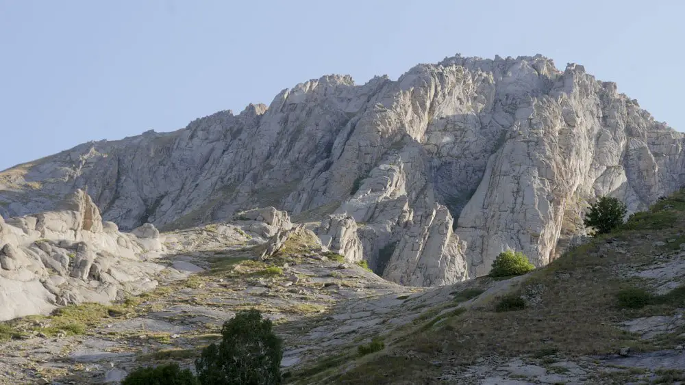 La-vue-depuis-le-bas-de-la-voie escalade grande voie en Arménie