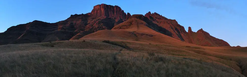 L'ascension du Sterkhorn au parc Drakensberg en afrique du sud