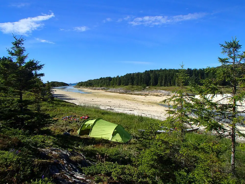 Le bivouac inespéré à l’abri du vent. Bras de mer encore à sec, kayak en Norvège