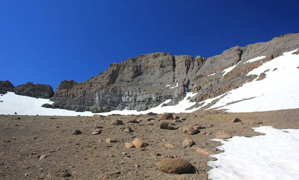 Le chemin slalome entre les crêtes rocheuses, durant le PCT