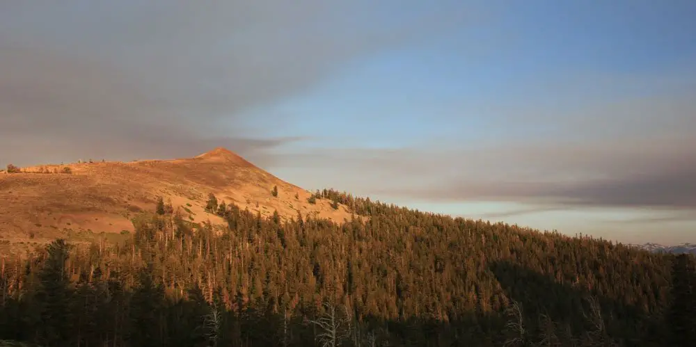 Le ciel est recouvert par la fumée