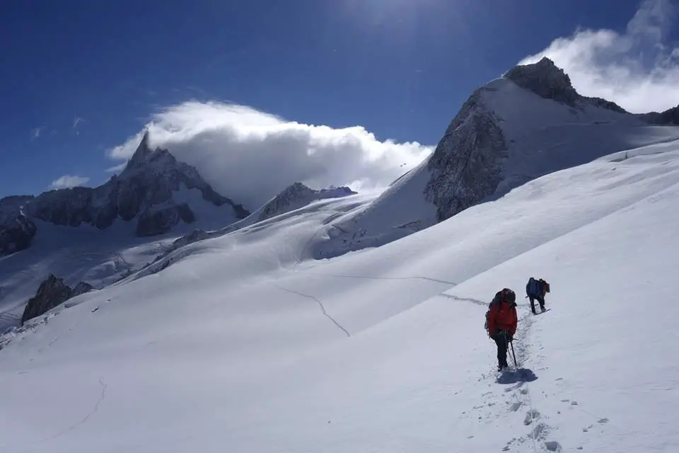 Le ciel se dégage sur la vallée blanche, sortie alpinisme