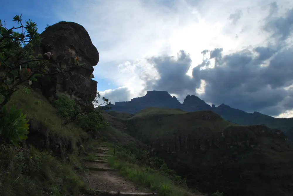 Le début de la grande randonnée au parc Drakensberg Afrique du Sud