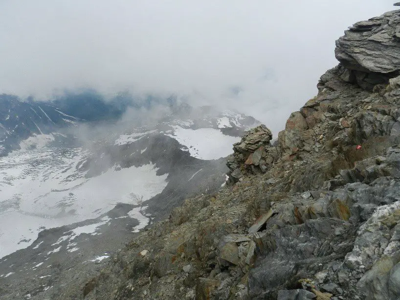 Le-glacier-de-Tête-Rousse-vue-de-la-montée-au-Goûter, ascension du Mont Blanc Le-glacier-de-Tête-Rousse-vue-de-la-montée-au-Goûter, ascension du Mont Blanc