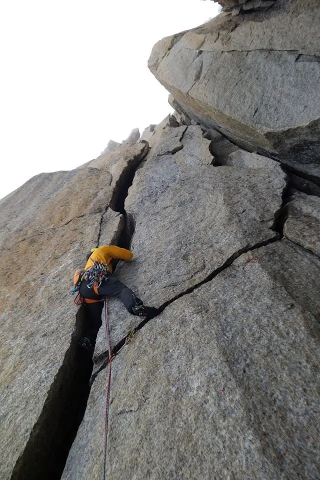 Le granite caractéristique du Trident du Tacul, sortie alpinisme Le granite caractéristique du Trident du Tacul, sortie alpinisme