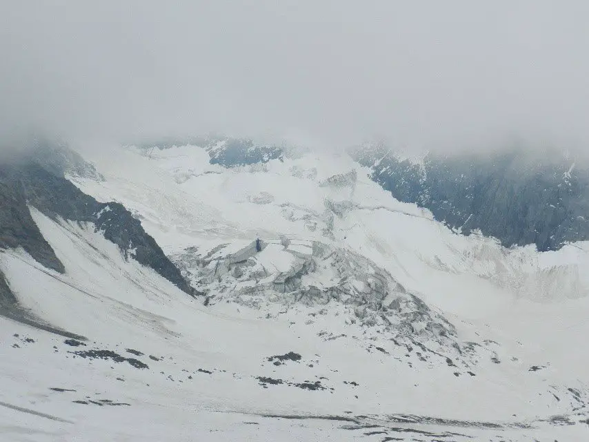 Le panorama sur le glacier par une météo bouchée