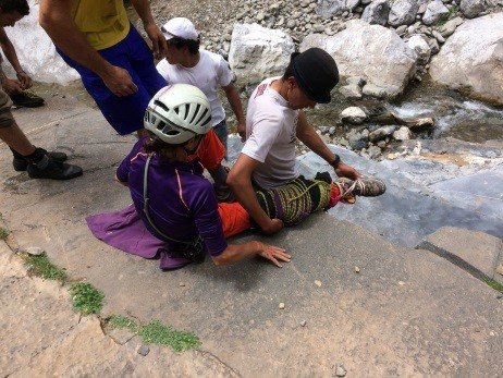 Le portage s’organise, escalade à taghia au maroc Le portage s’organise, escalade à taghia au maroc