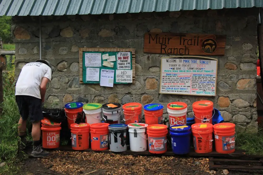 Les hiker boxes de Muir Trail Ranch, lors du PCT