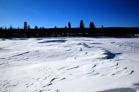 Lac enneigé en Laponie