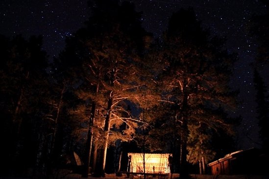 Ma cabane sous les étoiles avec un feu de camp en Laponie
