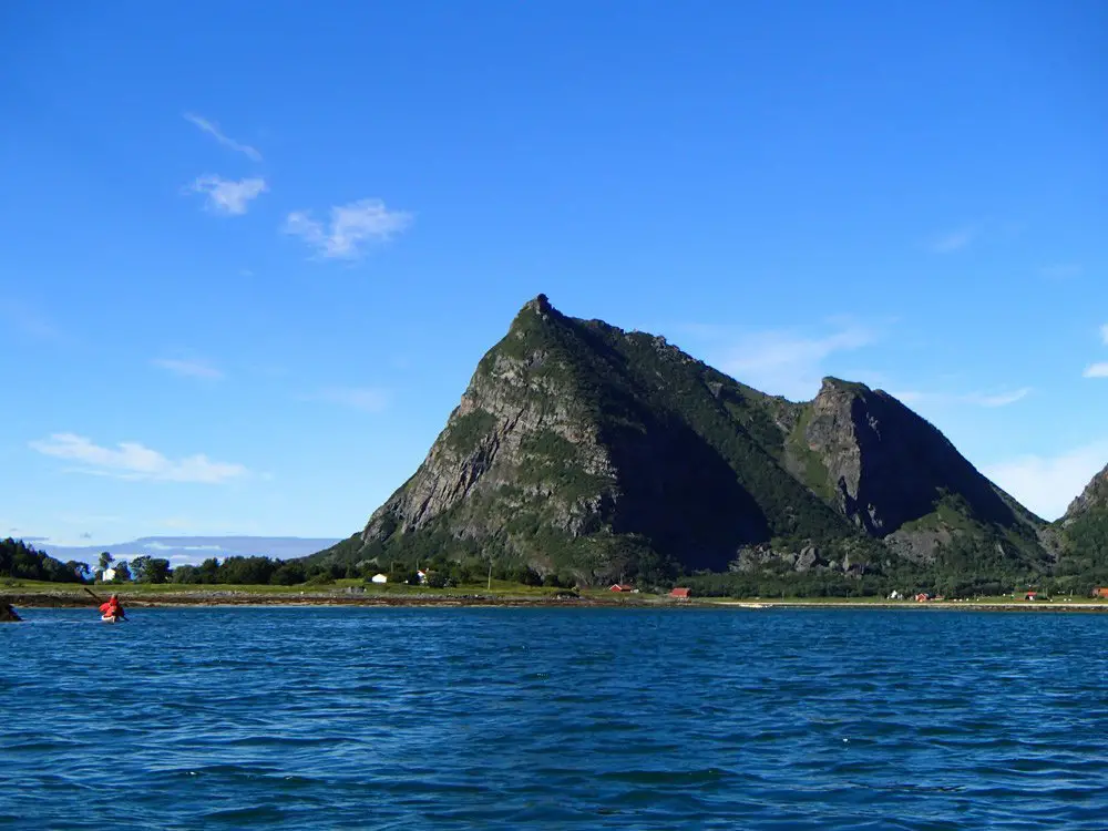 Montagne et maisons rouges le paysage typique, kayak en Norvège