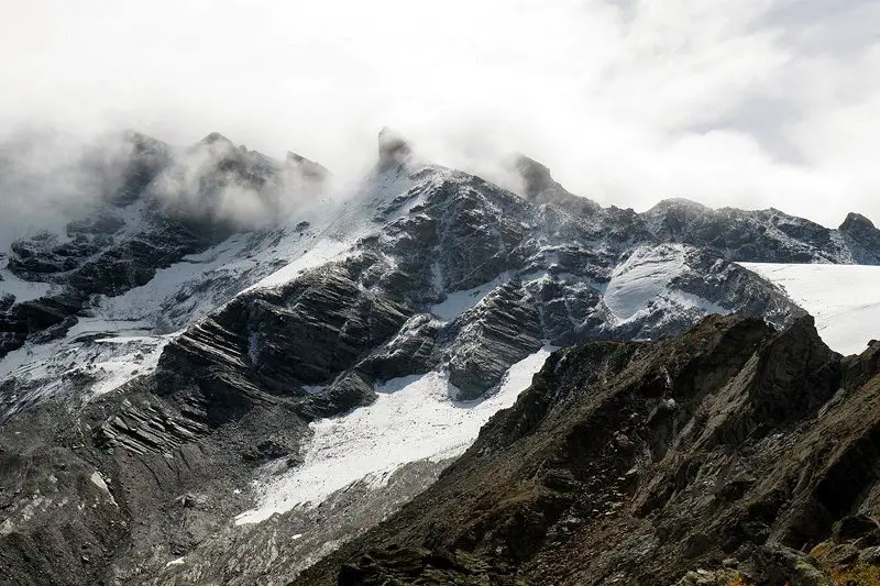 Montagnes embrumées au-dessus du refuge Bezzi, randonnée dans les Alpes Montagnes embrumées au-dessus du refuge Bezzi, randonnée dans les Alpes