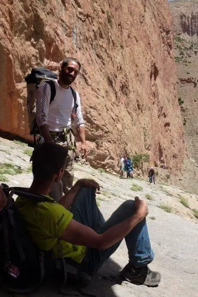 Pause après la difficulté, escalade à taghia au maroc