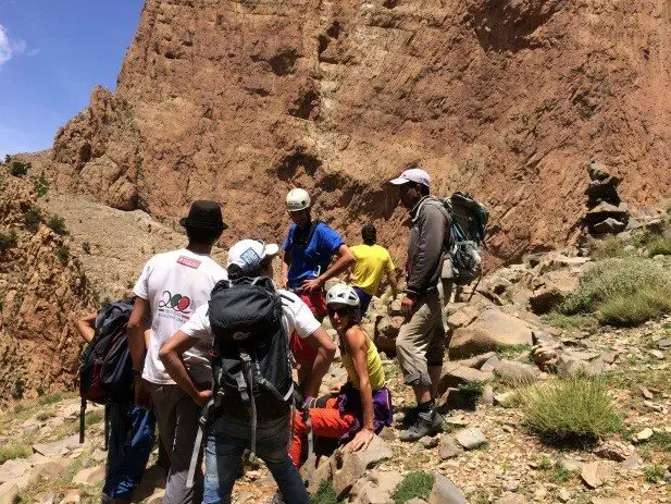 Pause avant une difficulté, escalade à taghia au maroc