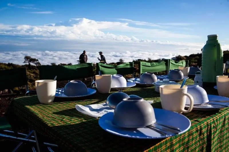 Petit déjeuner à 3600 m d’altitude ascension du kilimandjaro.