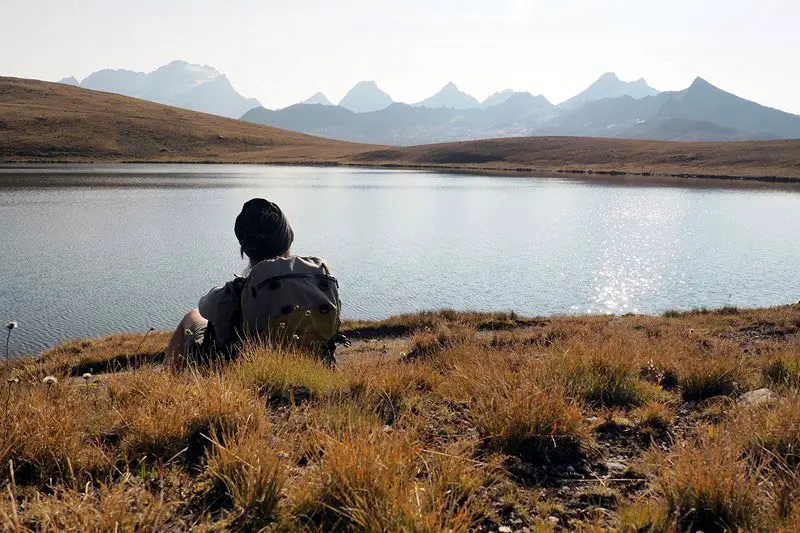 Pause au bord d'un lac avant de reprendre le chemin du col Rosset