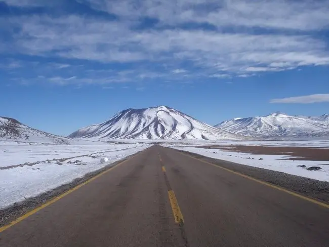 Poussés par le vent loin du Licancabur, au Paso Jama