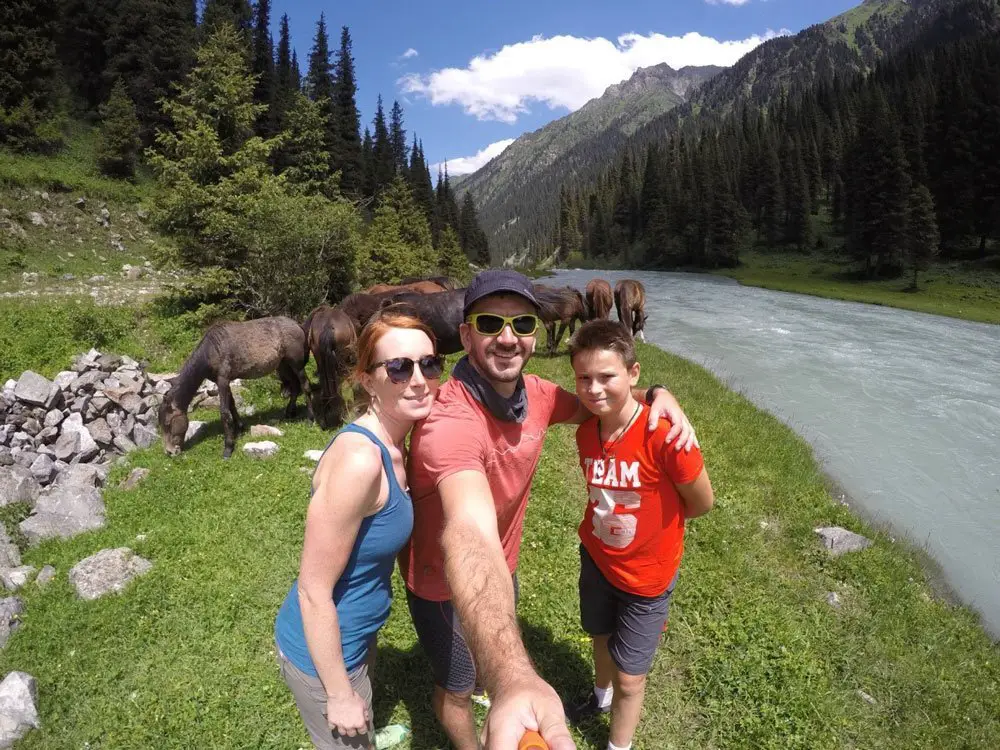 Photo de famille dans la vallée de Karakol au KIRGHIZISTAN