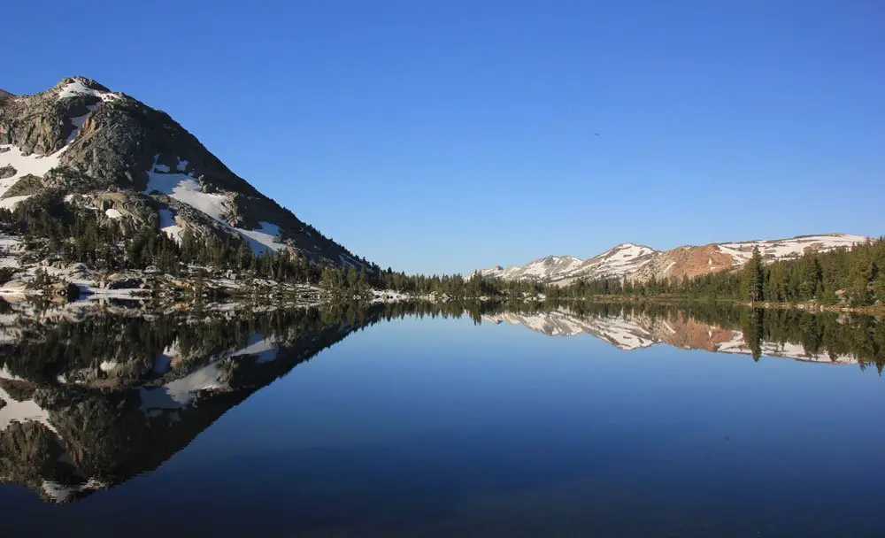 Reflet des montagnes dans le Lac Dorothy pendant le PCT