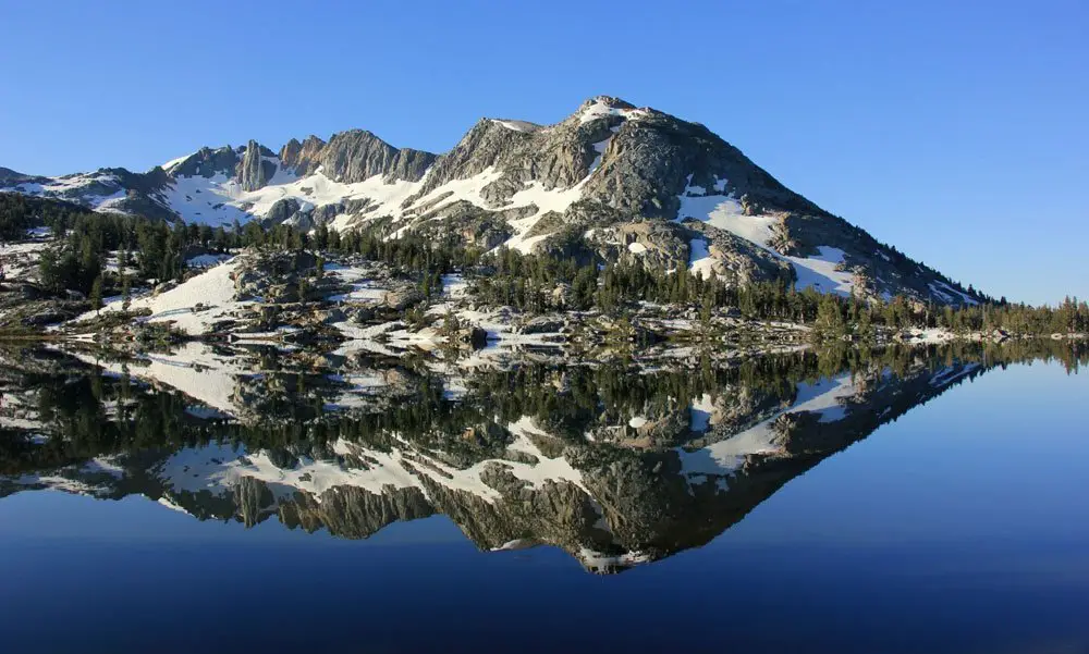 Reflets observés dans l'eau du lac Dorothy