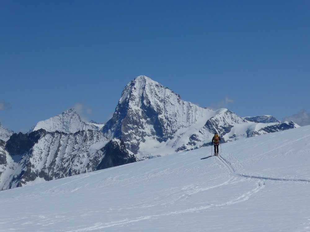 Remontée-au-Pigne-d'Arolla-sur-fond-de-Dent-blanche, ski de randonnée dans les alpes Remontée-au-Pigne-d