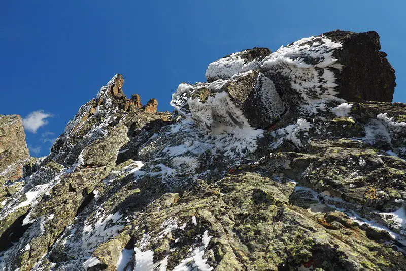 Rochers givrés au-dessus du col Fenêtre, randonnée dans les Alpes Rochers givrés au-dessus du col Fenêtre, randonnée dans les Alpes
