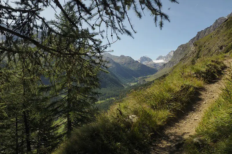 Sentier au-dessus de Rhêmes-Notre-Dame dans le val d'aoste