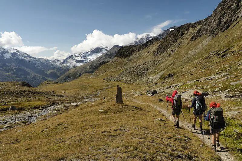 Sentier au-dessus du refuge de l'Epée, randonnée dans les Alpes Sentier au-dessus du refuge de l