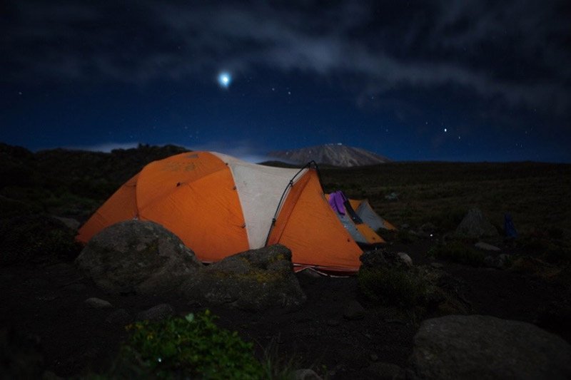 Sous le regard des étoiles et de la lune, impassibles spectatrices ascension du kilimandjaro.