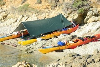 Tarp monté sur les kayak de mer en Corse