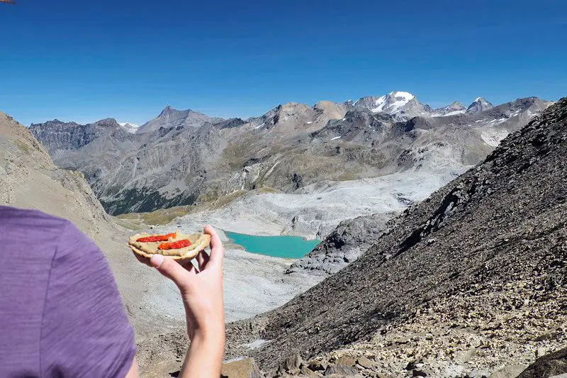 Toast de caviar d'aubergines et tomates séchées ! randonnée dans les Alpes Toast de caviar d