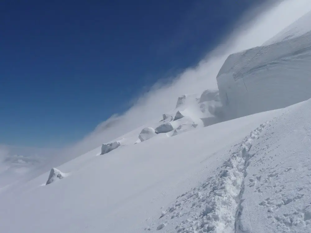 Un-mélange-de-nuages-et-de-neige-projetée-par-le-vent, ascension du Mont Blanc Un-mélange-de-nuages-et-de-neige-projetée-par-le-vent, ascension du Mont Blanc