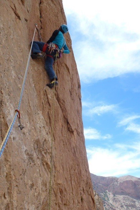 Une des longueurs en 7a+, escalade à taghia au maroc Une des longueurs en 7a+, escalade à taghia au maroc