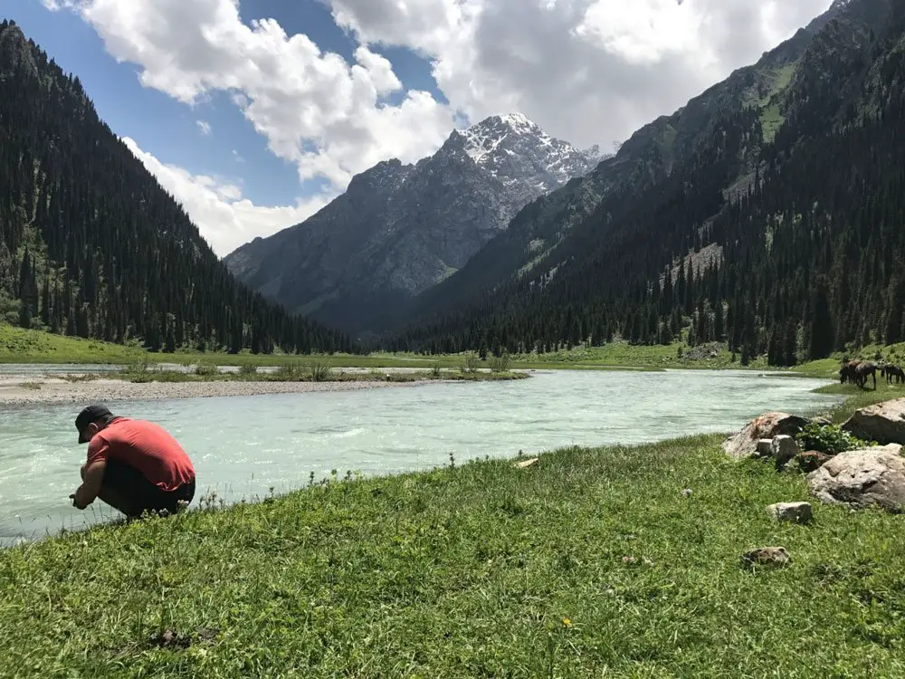 Vaisselle express de notre popote pour Thomas dans l’eau glaciale de la vallée de Karakol au KIRGHIZISTAN