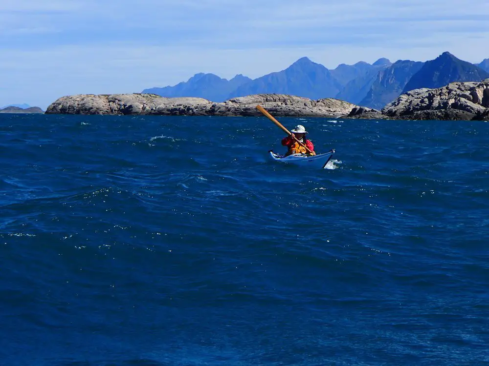 Vent dans le dos, kayak en Norvège